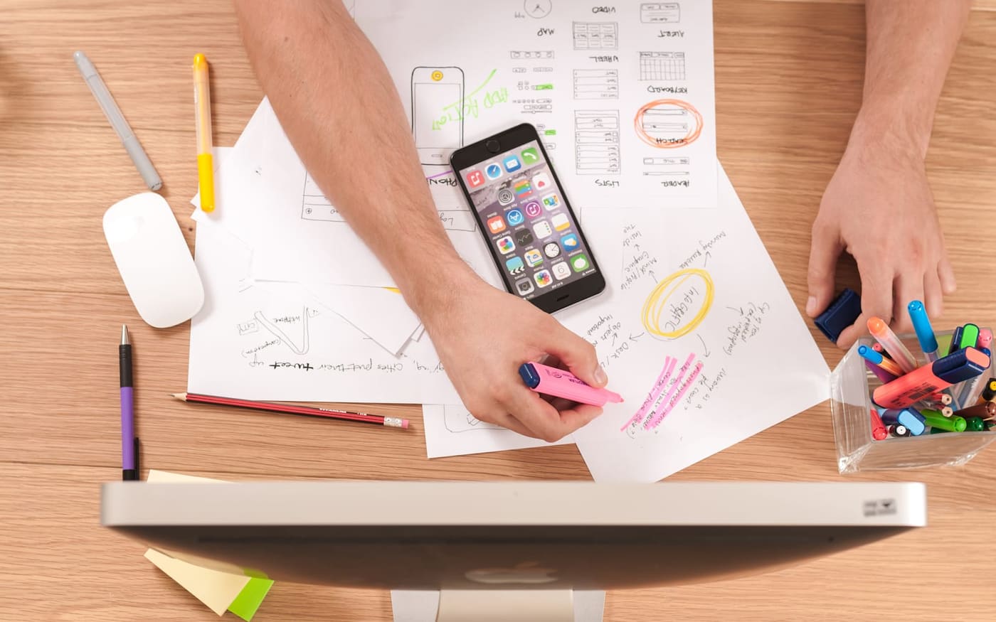 Bureau couvert de graphiques et de documents d'analyse