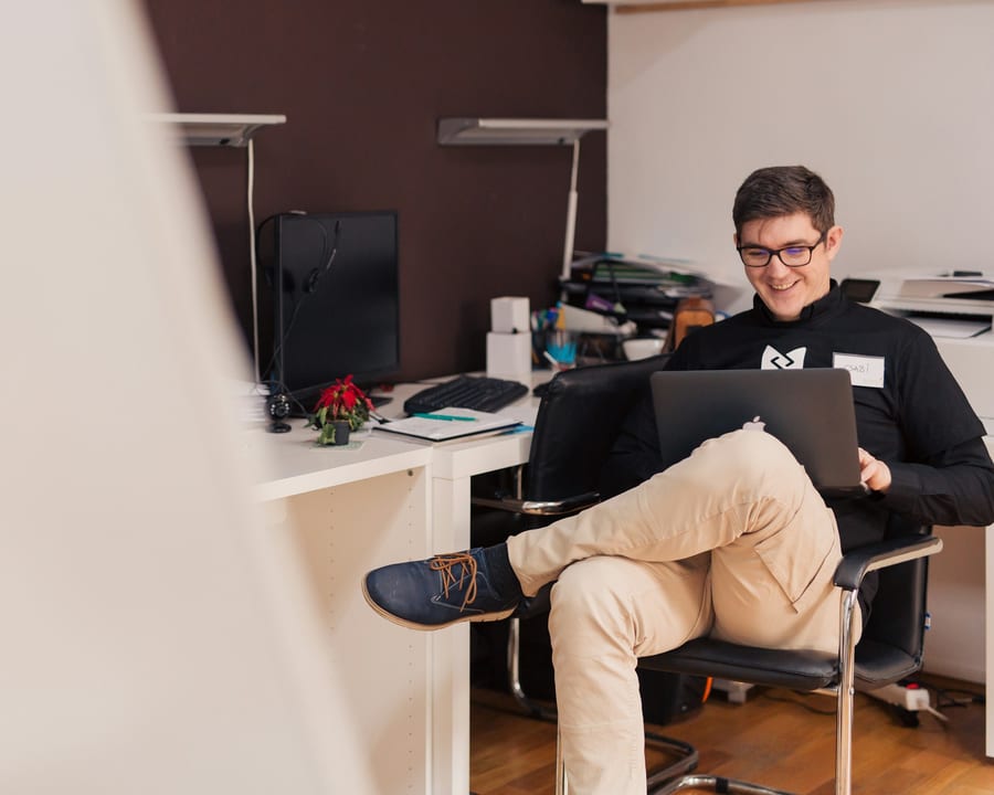 Membre de l'équipe devant un site web